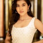 Sanjana Sarathy Instagram - Just ‘Out here drippin in finesse for a change 👠 . . . . Designed / outfit : @razak_creations . Photographed : @arunprasath_photography . Make up : @divyadilipartistry . Hair : @moni_hairandmua . Jewelry : @thechokersstore . . #slay #sanjanasarathy #white #gold #shine #sassy #positivevibes #positivity #photography #photo