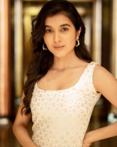 Sanjana Sarathy Instagram - Just ‘Out here drippin in finesse for a change 👠 . . . . Designed / outfit : @razak_creations . Photographed : @arunprasath_photography . Make up : @divyadilipartistry . Hair : @moni_hairandmua . Jewelry : @thechokersstore . . #slay #sanjanasarathy #white #gold #shine #sassy #positivevibes #positivity #photography #photo