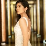 Sanjana Sarathy Instagram - Just ‘Out here drippin in finesse for a change 👠 . . . . Designed / outfit : @razak_creations . Photographed : @arunprasath_photography . Make up : @divyadilipartistry . Hair : @moni_hairandmua . Jewelry : @thechokersstore . . #slay #sanjanasarathy #white #gold #shine #sassy #positivevibes #positivity #photography #photo