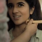 Sanjana Sarathy Instagram - Some favourites made a special appearance in this video ♥ . . . . Make up : @chisellemakeupandhair no one else can make me look like this in 20 mins ♥♥ .🎥: @hariz_comrade this video is too special to me . Styled by : @inirahk this lovely human . Jewelry : @mspinkpantherjewel . Saree : @hafsaaddotcom . Blouse : @sameenasofficial ♥ . . #saree #red #instareels #sanjanasarathy #positive #s #happy #beyou