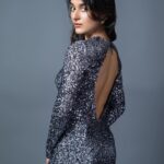 Sanjana Sarathy Instagram - Did anyone ask for a shiny disco 🪩 @sameenasofficial I’m in awe of this outfit you’ve created, your best work yet 😍 . . Photogrphy:@shotsbyydv Makeup: @anushyaa_mua Hairstylist:@nisha_bridalhairstylist Brand & styling :@sameenasofficial Jewellery:@rimliboutique . . .#photshoot #silver #shine #sparkle #glitter #glittervibes #mood #beyourownsparkle #chill #and #shinee #sanjanasarathy
