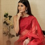 Sanjana Sarathy Instagram - That day was indeed special 🥲 . . Make up : @chisellemakeupandhair ♥️ . Hair : @moi_nun_nem . Styled by : @inirahk ♥️ . Earrings : @mspinkpantherjewel . Saree : @hafsaaddotcom @hafsaadofficial . For the lovely blouse : @sameenasofficial . . #sheawards #she #red #sanjanasarathy #positivity 🧿🧿