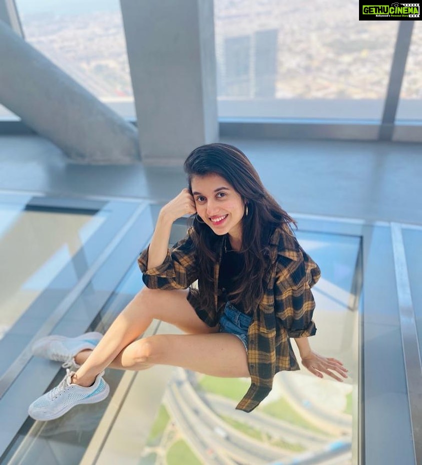 Sanjana Sarathy Instagram - @skyviewsobservatory 😍😍 . . . 📸 : cuttaaayyyy @krishikaanbalagan . . #chilling #vibing #skyview #glassfloor #dubai #vacay #sanjanasarathy