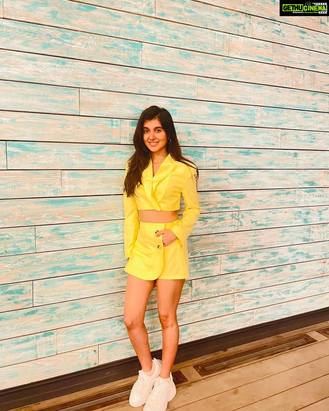 Sanjana Sarathy Instagram - The “ sanjshine “ you didn’t ask for 🌞🕶 . . My @krishikaanbalagan boo clicked this for me 💛 . . #yellow #sunshine #sanjshine #sunny #bright #holiday #lamer #throwback La Mer Dubai