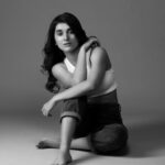 Sanjana Sarathy Instagram - B&W or Color. You pick 🐼 . . Photographed by : @lakshmiijagan Make up : @makeupartistrybykavithasekar Hair : @vyshalisundaram_hairstylist Assisted by : @chethichandhar . . . #blackandwhite #color #hey #photoshoot #sanjanasarathy #photography #studiophotography