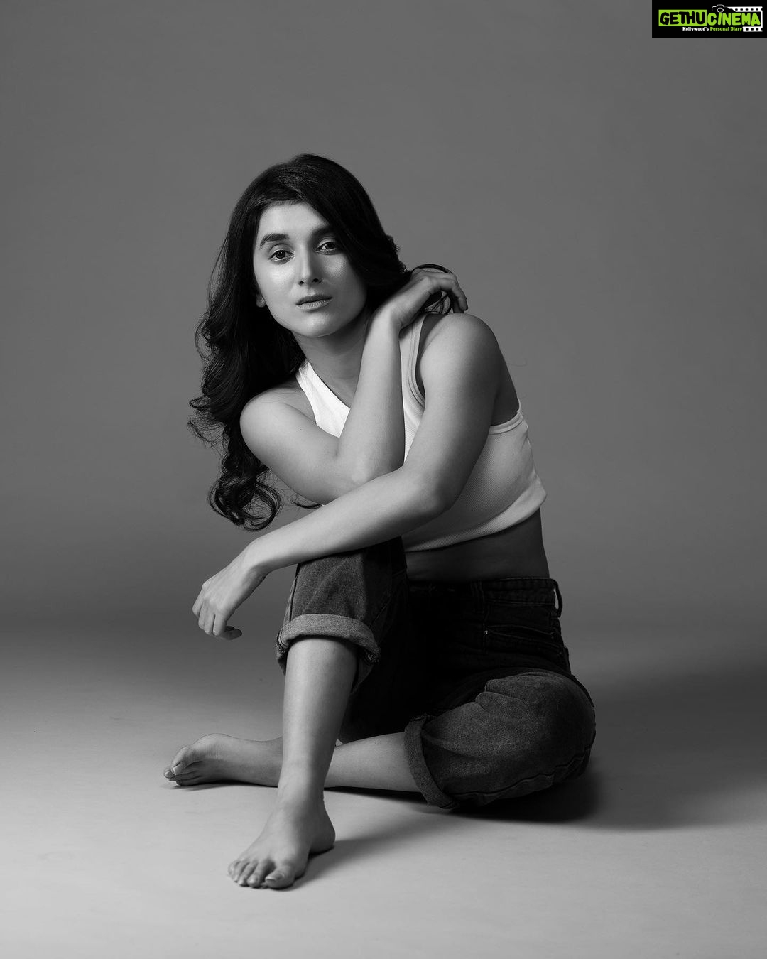 Sanjana Sarathy Instagram - B&W or Color. You pick 🐼 . . Photographed by : @lakshmiijagan Make up : @makeupartistrybykavithasekar Hair : @vyshalisundaram_hairstylist Assisted by : @chethichandhar . . . #blackandwhite #color #hey #photoshoot #sanjanasarathy #photography #studiophotography