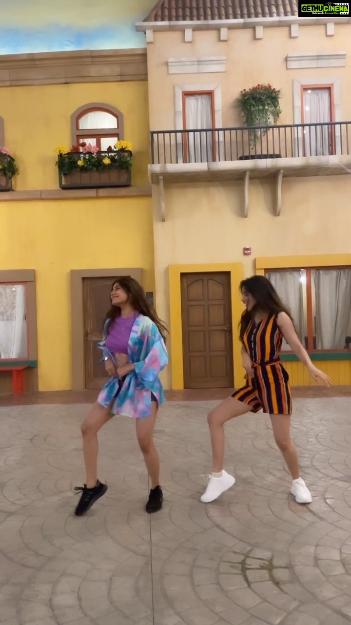 Sanjana Sarathy Instagram - Jolly ah gymkhanaaaa thaaaaan! ππΌ Itβs been a great trip with my @sanjana.sarathy ππ And thanks to our DOP - @vatsavage π€ #jollyogymkhana #vijay #beast #tamilmovie #dancereels #reels #instareels #trendingreels #funtimes #abudhabi #ferrari #ferrariworld #thalapathy #anirudh