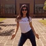 Sanjana Sarathy Instagram - @anirudhofficial @jonitamusic caught the #halamithihabibo bug, just had too hop on to the bandwagon, cannot get this song out of my head 🔥 . . . #arabickuthu #halamithihabibo #thalapathyvijay #vijay #thissong #holidayfun #sanjanasarathy
