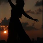 Sanjana Sarathy Instagram – That magical sky. An AR Rahman classic ✨ infused with a bit of  @swathiganesh’s choreo 💛. 
.
.
. 🎥 : @sat_narain @srivathsan_vijayaraghavan 

#silhouttedance #silhouette #beautifulsky #pinksky #breezy #bestfeeling #sanjanasarathy