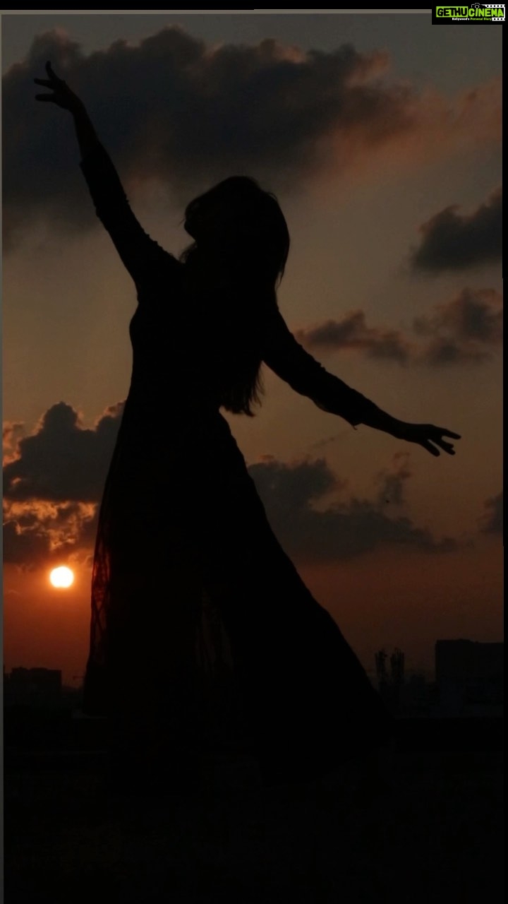 Sanjana Sarathy Instagram - That magical sky. An AR Rahman classic ✨ infused with a bit of @swathiganesh’s choreo 💛. . . . 🎥 : @sat_narain @srivathsan_vijayaraghavan #silhouttedance #silhouette #beautifulsky #pinksky #breezy #bestfeeling #sanjanasarathy