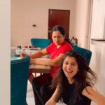 Sanjana Sarathy Instagram - Spoilt her “me” time. But wait for it 🤣 @rajiesarathy . . : . #dropchallenge #beyonce #momanddaughter #morningfun #parition #sanjanasarathy