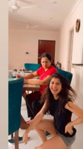 Sanjana Sarathy Instagram - Spoilt her “me” time. But wait for it 🤣 
@rajiesarathy 
.
.
:
. #dropchallenge #beyonce #momanddaughter #morningfun #parition #sanjanasarathy