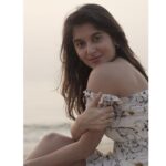 Sanjana Sarathy Instagram - Resting ‘ beach face ‘☀️ . . . #beach #bliss #beachvibes #calm #sandbetweenmytoes #sunrise #sunriseshoots #sanjanasarathy #ocean #beachlife #sea