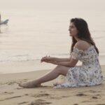 Sanjana Sarathy Instagram - ‘Seas ‘ the day 🌊 . . . #earlymorning #beachmorning #bliss #peaceful #calminthestorm #calm #beach #bliss #beachvibes #calm #sandbetweenmytoes #sunrise #sunriseshoots #sanjanasarathy #ocean #beachlife #sea