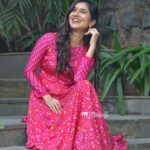 Sanjana Sarathy Instagram - La vie en rose 🌸. . . Styled by : @anushaa13 Outfit by : @labelswarupa Make up & H : @nishas_makeup_studio #sarasaaluchalu