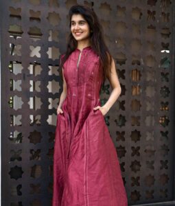 Sanjana Sarathy Instagram - Coimbatore you were a delight 🌸
.
. 📸 : @sakthi.sv_ 
. Styled by : @inirahk 
. Outfit : @ihaworld 
.
.
. 
#coimbatore #college #event #sanjanasarathy #instagood #positivelove