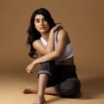 Sanjana Sarathy Instagram - B&W or Color. You pick 🐼 . . Photographed by : @lakshmiijagan Make up : @makeupartistrybykavithasekar Hair : @vyshalisundaram_hairstylist Assisted by : @chethichandhar . . . #blackandwhite #color #hey #photoshoot #sanjanasarathy #photography #studiophotography