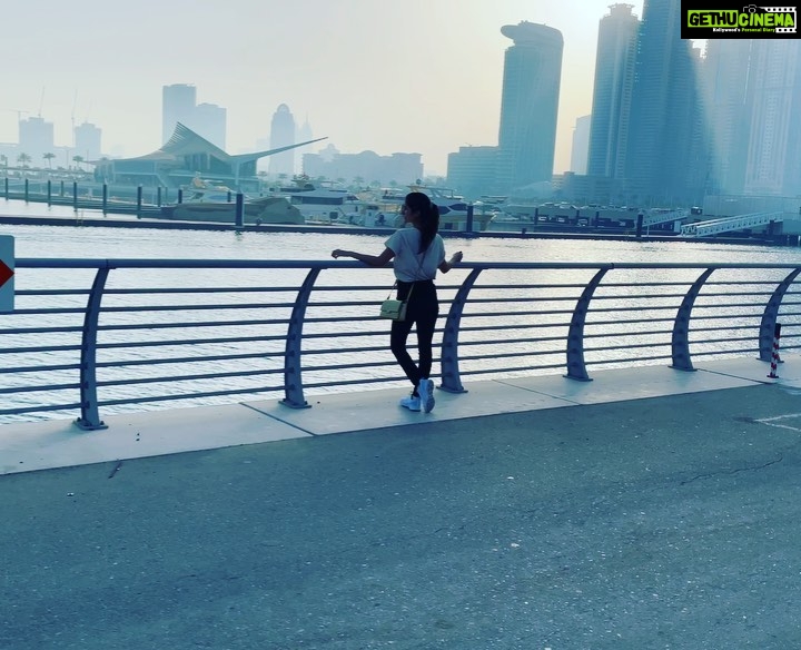 Sanjana Sarathy Instagram - Could my morningssss be like this everyday 😩😍 . . . . #dubai #dubaimorning #view #skyline #morningvibes #morning #sunrise #spectacular #dubailife 🧿 #grateful Skydive Dubai
