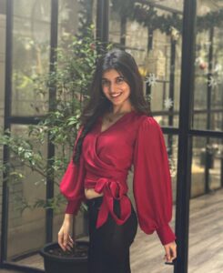 Sanjana Sarathy Instagram - ‘Tis the season to be jolly’ along with my Buritto belly! 
Merry Christmas 🎄Make it a December to remember! 
Thanks for having me @dreamcatcher.explore 
.
Outfit by : @sameenasofficial 
Styling : @navadevi.rajkumar #stylewithnava 
.📸 : @aishwariyaramesh 
Hair by : @kiki_hairstylistt 
. 
#merrychristmas #christmas #jinglebells