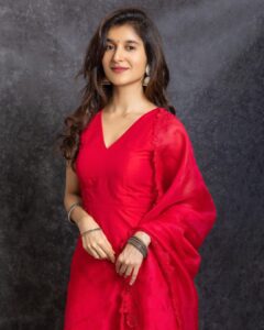 Sanjana Sarathy Instagram - Just lookin on the pink side of life 💞
.
. Wearing my absolute fav : @sameenasofficial 
Shot by : @arunprasath_photography 
.
.

#pink #shine #sanjanasarathy #happiness #peace #positivity