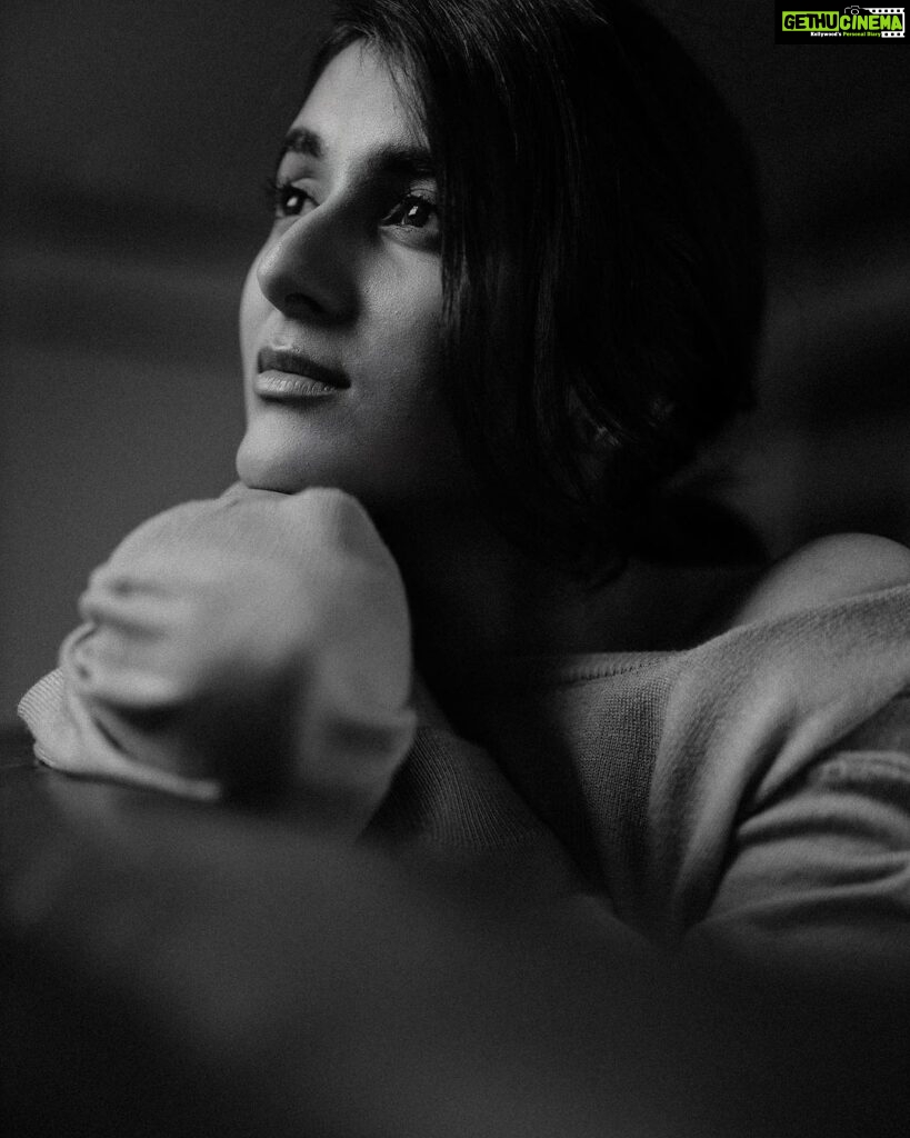 Sanjana Sarathy Instagram - Always a sucker for this quote ‘ In a world full of kardashians, be an Audrey’ ❤ . . 📸 : @aarontheobed . . #blackandwhite #magic #beanaudrey #photography #blackandwhitephotography #believe #believeinyourself #positivemind #positivenergy