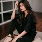 Sanjana Sarathy Instagram - Last few from the 🖤 series . . 📸 : @aarontheobed Mua by my Main : @chisellemakeupandhair Hair : @vyshalisundaram_hairstylist . . #black #instagood #photoshoot #quickphotoshoot #chilling #issavibe #goodvibes #postivevibes #positivity #yay