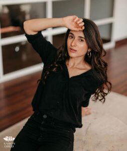 Sanjana Sarathy Instagram - Black is out of fashion…. Said nobody ever 🕶
.
.
📸 : @aarontheobed 
Make up : @chisellemakeupandhair 
Hair : @vyshalisundaram_hairstylist 
.
.
#black #onceyougoblack #dark #chill #blackgirlmagic #positivevibes #positivevibesonly