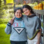 Sanjana Sarathy Instagram - It’s those dimples for me always ♥️🧿 @rajiesarathy . . .📸: @gana.2708 #mom #dimples #sanjanasarathy