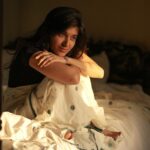 Sanjana Sarathy Instagram - பார்வையிலே சில நிமிடம் . @artventurefilmsind Photo by : @gowtham__rajendran styled : @navadevi.rajkumar Hair : @durga_hair_stylist Saree : @theurbandoe . . #sunlight #natural #sanjanasarathy #allthefeels Miththam