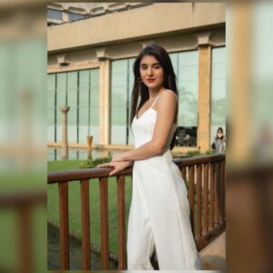 Sanjana Sarathy Instagram - How has it been 1 month already since mismatched released. But we still #1 
.
.
Photographed by : @ravii_dixit 
Styled by : @inirahk 
Make up : @nidafarooquii 
Hair : @hridadeepakmakeupandhair 
.
.
#mismatched #mismatchedseason2 #sanjanasarathy