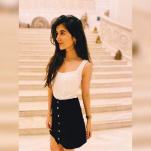 Sanjana Sarathy Instagram - Black or white state of mind ✨

.
. 📸: cutely capturing me as always @krishikaanbalagan ♥️
.
.
#stateofmind #cleanmind #cleansoul #sanjanasarathy #happiness #chill #positivity