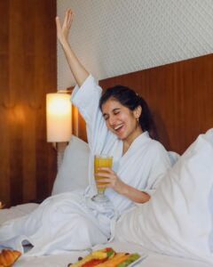 Sanjana Sarathy Instagram - Couldn’t have asked for a better two days unwinding at @crowneplazachn. Thank you for your amazing hospitality 💛
.
. 📸 : @cuthejas 
.
.
#unwind #relaxation #getaway #staycation #sanjanasarathy #bliss