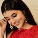 Sanjana Sarathy Instagram - That day was indeed special 🥲 . . Make up : @chisellemakeupandhair ♥️ . Hair : @moi_nun_nem . Styled by : @inirahk ♥️ . Earrings : @mspinkpantherjewel . Saree : @hafsaaddotcom @hafsaadofficial . For the lovely blouse : @sameenasofficial . . #sheawards #she #red #sanjanasarathy #positivity 🧿🧿