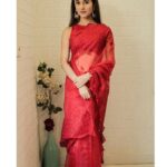 Sanjana Sarathy Instagram - That day was indeed special 🥲 . . Make up : @chisellemakeupandhair ♥️ . Hair : @moi_nun_nem . Styled by : @inirahk ♥️ . Earrings : @mspinkpantherjewel . Saree : @hafsaaddotcom @hafsaadofficial . For the lovely blouse : @sameenasofficial . . #sheawards #she #red #sanjanasarathy #positivity 🧿🧿