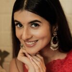 Sanjana Sarathy Instagram - That day was indeed special 🥲 . . Make up : @chisellemakeupandhair ♥️ . Hair : @moi_nun_nem . Styled by : @inirahk ♥️ . Earrings : @mspinkpantherjewel . Saree : @hafsaaddotcom @hafsaadofficial . For the lovely blouse : @sameenasofficial . . #sheawards #she #red #sanjanasarathy #positivity 🧿🧿
