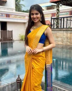 Sanjana Sarathy Instagram - ☀️🤍
.
. @aaranyarentaljewellery Love love everything about your jewelry ♥️
.
.
#weddingseason #bestieswedding #sanjanasarathy #yellow