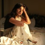 Sanjana Sarathy Instagram - பார்வையிலே சில நிமிடம் . @artventurefilmsind Photo by : @gowtham__rajendran styled : @navadevi.rajkumar Hair : @durga_hair_stylist Saree : @theurbandoe . . #sunlight #natural #sanjanasarathy #allthefeels Miththam