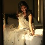 Sanjana Sarathy Instagram - பார்வையிலே சில நிமிடம் . @artventurefilmsind Photo by : @gowtham__rajendran styled : @navadevi.rajkumar Hair : @durga_hair_stylist Saree : @theurbandoe . . #sunlight #natural #sanjanasarathy #allthefeels Miththam