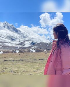 Sanjana Sarathy Instagram - Sikkim diaries ♥️✨
.
. Thank youuuu @nareshagastya for patiently clicking my pictures ☺️
.
.
#sikkimdiaries #sikkim #travel #sanjanasarathy #instagood #instagram 🧿