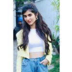 Sanjana Sarathy Instagram - ☀️☀️☀️☀️ . . 📸 : @mr_blacksquad_suriyagibbs . Hair : @kiki_makeupandhair @chisellecrew . . #sunshine #yellow #sunny #happiness #sanjanasarathy