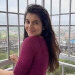 Sanjana Sarathy Instagram - My Haven’t had a hair wash in 4 days look 🙊. But how beautiful was the weather that day keeeeekee @keerti_gandhi 😍 . . . But @keerti_gandhi still managed to take such a nice video for me 💛 . . #natural #reelsinstagram #réel #joy #sanjanasarathy #rain #grateful #acceptance #nomakeup #nofilter