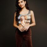 Sanjana Sarathy Instagram - “whatchya lookin at? “ 🙃 . Styled by: @inirahk Photographed by : @snehasish.photo Make up : @nidafarooquii Hair : @hridadeepakmakeupandhair Assisted by : @farah_kadkotra . . #mismatchedseason2 #netflix #comingsoon #denim #positivevibes #sanjanasarathy