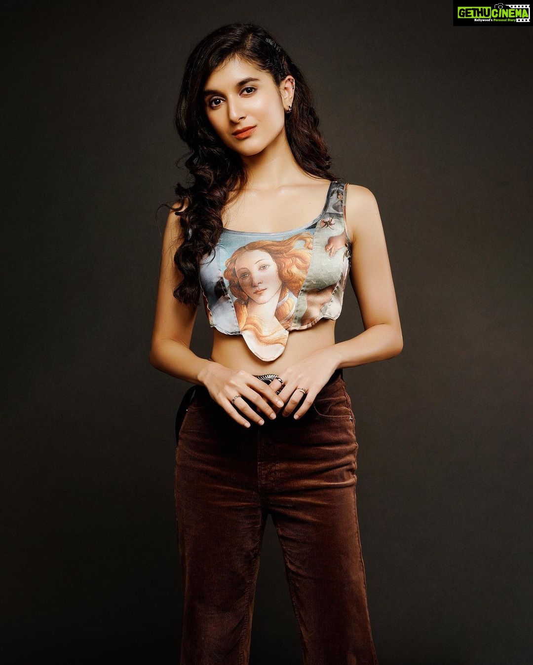 Sanjana Sarathy Instagram - “whatchya lookin at? “ 🙃 . Styled by: @inirahk Photographed by : @snehasish.photo Make up : @nidafarooquii Hair : @hridadeepakmakeupandhair Assisted by : @farah_kadkotra . . #mismatchedseason2 #netflix #comingsoon #denim #positivevibes #sanjanasarathy