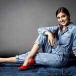 Sanjana Sarathy Instagram - “ I was born with great jeans “ 👖 Mismatched S02, from October 14th only on @netflix_in . Styled by: @inirahk Outfit : @lovegen_official Photographed by : @snehasish.photo Make up : @nidafarooquii Hair : @hridadeepakmakeupandhair Assisted by : @farah_kadkotra . . #mismatchedseason2 #netflix #comingsoon #denim #positivevibes #sanjanasarathy