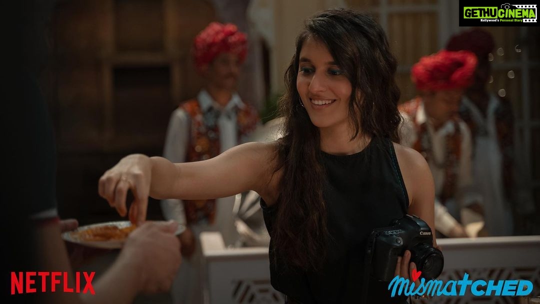 Sanjana Sarathy Instagram - Find someone who looks at you, the way Sunny looks at Jalebi π Mismatched drops on October 14th, on @netflix_in just under two weeeekssss to gooooo! β¨β¨β¨β¨. . . This song π @sublahshini @anandkashinath . . #mismatchedOnNetflix