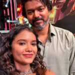 Sanjana Tiwari Instagram - “Wholesome” thavira Enaku Vera word ey thonala! caption ey vendaammm. Indha oru photo vey podhum. ❤️ #ennenjilkudiyirukkum en thalapathyy! ❤️❤️ #varisu #varisuaudiolaunch