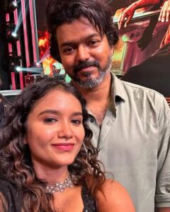 Sanjana Tiwari Instagram - “Wholesome” thavira Enaku Vera word ey thonala! caption ey vendaammm. Indha oru photo vey podhum. ❤️ 
#ennenjilkudiyirukkum en thalapathyy! ❤️❤️
#varisu #varisuaudiolaunch