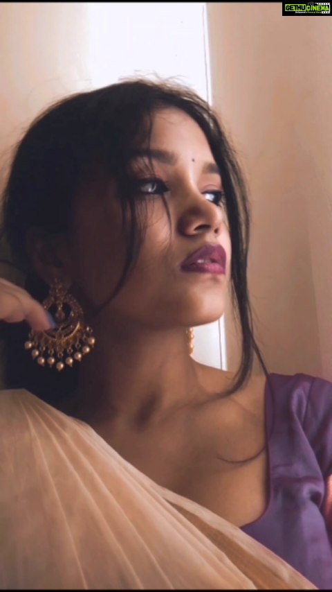 Sanjana Tiwari Instagram - Only for the vibes 🤎 No hair flips this time 🤣 #venmathiye #reels #reelitfeelit #tamil #tamilreels #chennai #tamilponnu #explore #trending #onam #onamsaree