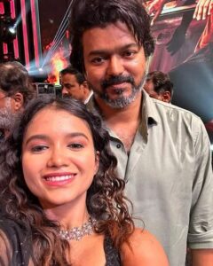 Sanjana Tiwari Instagram - “Wholesome” thavira Enaku Vera word ey thonala! caption ey vendaammm. Indha oru photo vey podhum. ❤️ 
#ennenjilkudiyirukkum en thalapathyy! ❤️❤️
#varisu #varisuaudiolaunch
