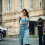 Sapna Pabbi Instagram - Just keep walking sistaa... Aakash Blues 💎💙💎 #MantraPatil 📸 @mayank0491 . . . Vision - @bhatiaaakash Styling - @lovedeepgulyani Makeup - @manishjoshi_mannyajoshi Hair - @deepalid10 Tbilisi